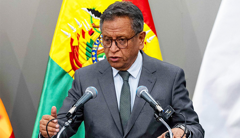 En la marcha hay movilidades último modelo, camionetas y vagonetas de apoyo con gente que está induciendo a generar malestar social para que el país no puede vivir en paz, indicó.